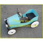 Ancienne voiture m�tal � p�dales pour jeune enfant