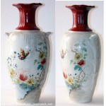 Splendide vase en fine porcelaine blanche au decor floral et papillon