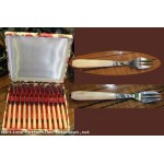 12 Fourchettes a huitre ou a gateau manche bakelite beige & son coffret 