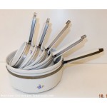 Lot de 5 casseroles en porcelaine, au motif fleurage �tat impeccable,