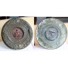 Ancien tres beau plat de decor de chateau en cuivre embouti_ avec tetes de pirates