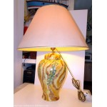 Ancienne belle lampe a abat jour peint a la main de l�artiste, pi�ce unique, sign�e