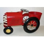 Beau tracteur tout en t�le �paisse , pour plante, tr�s bien soud�, des ann�es 1950/60