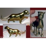 Lionne en bronze dore poli Art africain Guin�e