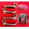 Douze Portes Couteaux avec leur sali�re et poivri�re. En m�tal argent�. Art de la table.